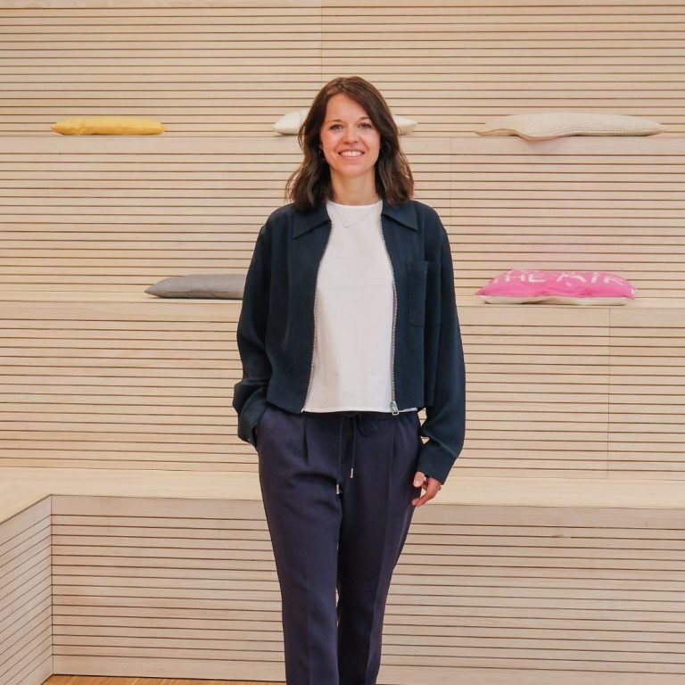 Kirsten Herz Mediatorin stehend, empathisch Kirsten Herz Mediatorin stehend, empathisch